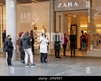 Belgrad, Serbien - 23. März 2021: In Belgrad warten die Leute in der Schlange auf den Zara-Laden. Begrenzte Anzahl von Kunden aufgrund einer Coronavirus-Pandemie Stockfoto