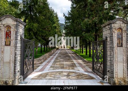 Orthodoxes Kloster Ostrog, dem heiligen Basilius von ostrog, Montenegro, gewidmet. Unterer Klostereingang Stockfoto