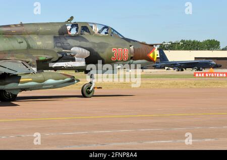 Die polnische Luftwaffe Sukhoi Su-22 'fitter' und der USAF B-52 Bomber beim Royal International Air Tattoo, RIAT, RAF Fairford, Großbritannien. Ära des Kalten Krieges Stockfoto