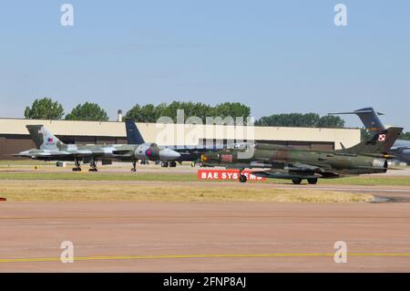 Die polnische Luftwaffe Sukhoi Su-22 'fitter' Kampfflugzeug beim Royal International Air Tattoo, RIAT, RAF Fairford, Großbritannien, mit Blick auf Avro Vulcan, Ära des Kalten Krieges Stockfoto