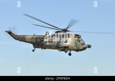 Deutsche Marine, Deutsche Marine Aviation, Marineflieger Sea King Mk.41 Hubschrauber 89+54 Flug bei Royal International Air Tattoo, RIAT, RAF Fairford, UK Stockfoto