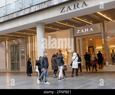 Belgrad, Serbien - 23. März 2021: In Belgrad warten die Leute in der Schlange auf den Zara-Laden. Begrenzte Anzahl von Kunden aufgrund einer Coronavirus-Pandemie Stockfoto