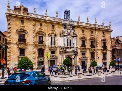 Granada, Andalusien, Spanien - 16. Mai 2013: Dekangericht von Granada auf der Plaza de la Lueva. (Juzgado Decano de Granada auf der Plaza Neva.) Stockfoto