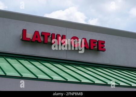 Generisches Latin Cafe Schild in einem Shopping plaza. Rotes Schild mit großen Buchstaben und Beleuchtung für gute Sicht bei Nacht. Stockfoto