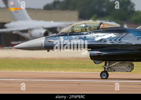 Michel 'Mitch' Beulen Belgian Air Component F-16 Solo Display Pilot von 349 (F) Geschwader bei Royal International Air Tattoo, RIAT, RAF Fairford, UK Stockfoto