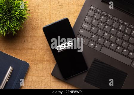 Assam, indien - 18. Mai 2021 : ASOS.com Logo auf Telefonbildschirm Stock Bild. Stockfoto