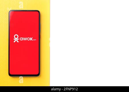 Assam, indien - 18. Mai 2021 : Awok-Logo auf Telefonbildschirm Stock Bild. Stockfoto