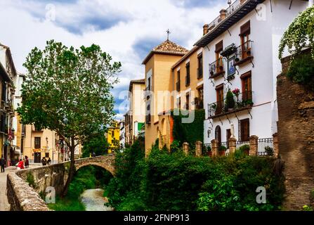 Granada, Andalusien, Spanien - 16. Mai 2013: Mittelalterliche Gebäude auf Carrera del Darro. Stockfoto