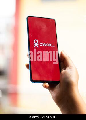 Assam, indien - 18. Mai 2021 : Awok-Logo auf Telefonbildschirm Stock Bild. Stockfoto