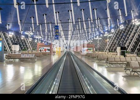 Shanghai, China - März 2019: Architektur des Abflugterminals des Flughafens Shanghai Pudong ohne Passagier. Stockfoto
