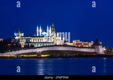 Beleuchtete Kasaner Kreml, UNESCO-Weltkulturerbe und historische Zitadelle von Tatarstan, Russland, bei Nacht über den Fluss Kazanka gesehen Stockfoto