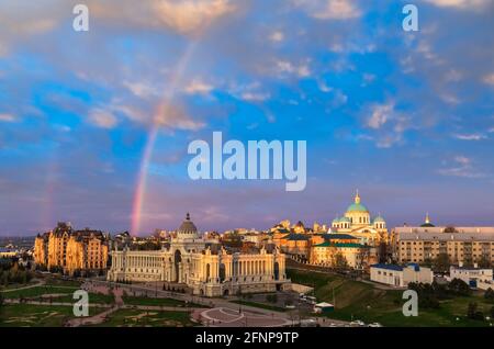 Kazan citycsape mit launischen Abendhimmel und Regenbogen über dem Ministerium für Landwirtschaft (Bauernpalast) aus dem Kazan Kreml gesehen. Kazan ist die c Stockfoto