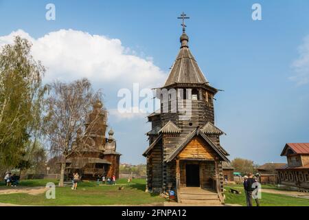 Susdal, Russland - Mai 2019: Traditionelle Holzbauten im Museum der Holzarchitektur in Susdal, Russland. Susdal ist eine Stadt am Goldenen Ring Stockfoto