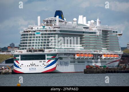 Southampton, England, Großbritannien. 18.05.2021. Neues Kreuzschiff der Pando-Flotte, Iona, neben im Hafen von Southampton UK. Stockfoto