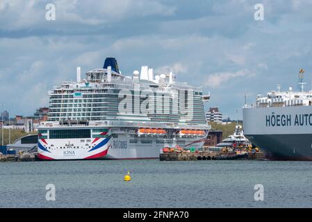 Southampton, England, Großbritannien. 18.05.2021. Neues Kreuzschiff der Pando-Flotte, Iona, neben im Hafen von Southampton UK. Stockfoto