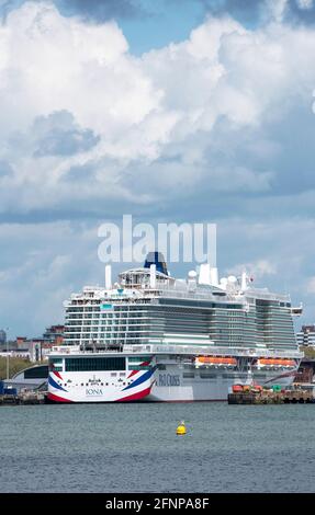 Southampton, England, Großbritannien. 18.05.2021. Neues Kreuzschiff der Pando-Flotte, Iona auf der anderen Seite im Hafen von Southampton UK. Stockfoto