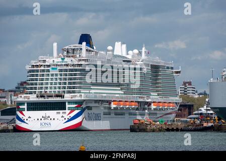 Southampton, England, Großbritannien. 18.05.2021. Neues Kreuzschiff der Pando-Flotte, Iona, neben im Hafen von Southampton UK. Stockfoto