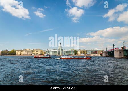 Sankt Petersburg, Russland - Mai 2019: Sankt Petersburg Blick auf den Fluss Neva, Boote und Architektur Stadtbild Stockfoto