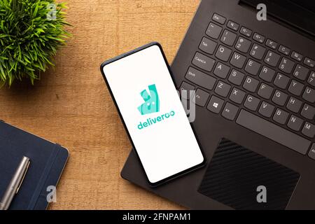 Assam, indien - 18. Mai 2021 : Deliveroo Logo auf Telefonbildschirm Stock image. Stockfoto