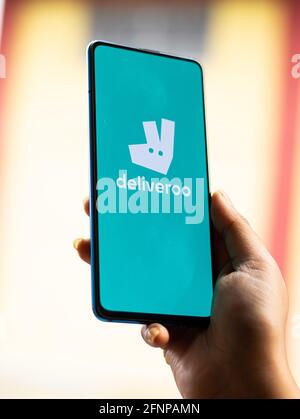 Assam, indien - 18. Mai 2021 : Deliveroo Logo auf Telefonbildschirm Stock image. Stockfoto