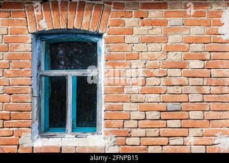 Wand aus alten Ziegeln mit Fenstern, Vintage-Hintergrund Stockfoto