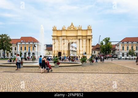 Potsdam, Deutschland - Juli 2019: Brandenburger Tor im Zentrum von Potsdam, eine historische Stätte für Touristen und Besucher. Stockfoto