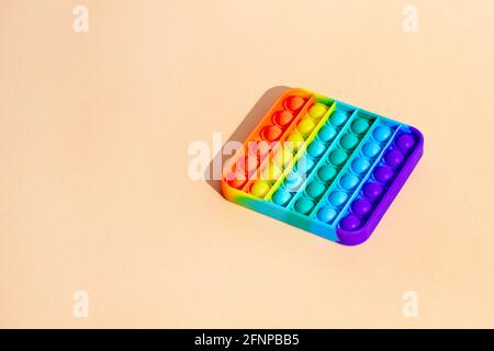 Anti Stress sensorische Fidget Push Pop Spielzeug. Makrobild. Schatten Stockfoto