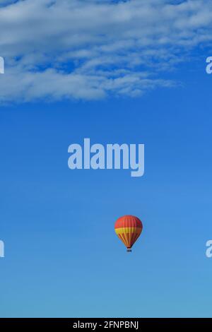 afrikanische masai mara Heißluftballonsafari im Morgenlicht Aus einem anderen Ballon in hellblauem Himmel mit Touristen Auf Ballonkorb Stockfoto