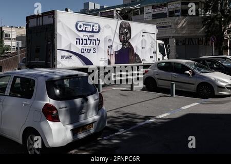 Jerusalem, Israel. Mai 2021. Ein Lastwagen mit einer Oral-B-Werbung, auf der eine Frau abgebildet ist, wird durch schwarze Farbe beschädigt und beschädigt. Extreme religiöse Gruppen und Einzelpersonen verunreinigen weiterhin Plakate und Anzeigen von Frauen im Rahmen einer fortlaufenden jüdischen religiösen Kampagne zum Ausschluss von Frauen aus der Öffentlichkeit. Kredit: Nir Alon/Alamy Live Nachrichten Stockfoto