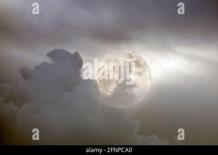 Foto Komposition mit Vollmond zwischen Clouds in einem overscast Nacht Stockfoto