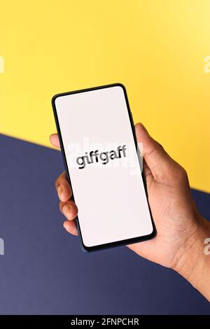 Assam, indien - 18. Mai 2021 : Giffgaff-Logo auf Telefonbildschirm Stock Bild. Stockfoto