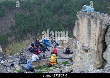 Perperikon, Bulgarien - April 24 2021: Touristen hören ihrem Führer in der antiken Stadt Perperikon zu Stockfoto