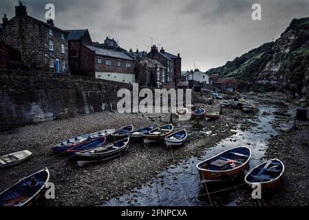 Staithes Hafen mit traditionellen Kopfsteinpflasterfischern Yorkshire 1979 Stockfoto