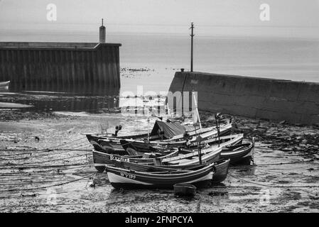 Staithes Hafen mit traditionellen Kopfsteinpflasterfischern Yorkshire 1979 Stockfoto