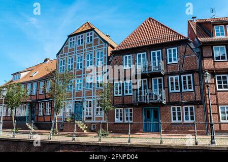 Straße mit mittelalterlichen Häusern in der Altstadt von Stade, Niedersachsen, Deutschland Stockfoto