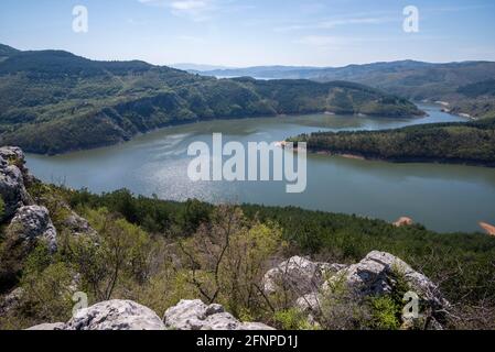 Überblick über den Kardzhali-Damm an einem sonnigen Frühlingstag Stockfoto