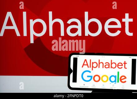 Auf diesem Foto Illustration Alphabet Inc. Und Google-Logos auf einem Smartphone angezeigt Stockfoto