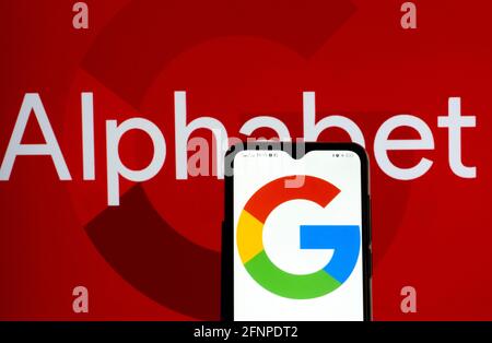 Auf diesem Foto Illustration Alphabet Inc. Und Google-Logos auf einem Smartphone angezeigt Stockfoto