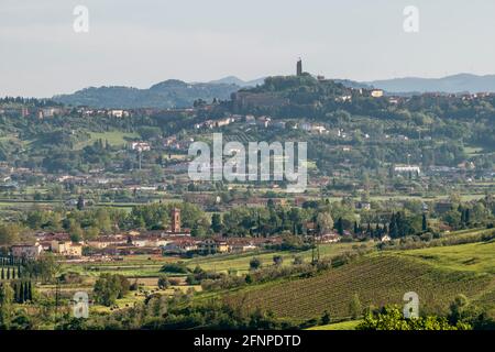 Panoramablick auf das antike Dorf San Miniato in der Provinz Pisa, Italien, von Cerreto Guidi, Florenz aus gesehen Stockfoto
