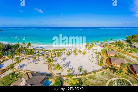 Luftaufnahme von Palmen am Sandstrand des Indischen Ozean am sonnigen Tag. Sommerurlaub in Sansibar, Afrika. Tropische Landschaft mit Palmen, weiße sa Stockfoto