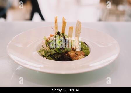 Eine exquisite Lachstartare und Avocado-Sauce in einer europäischen Restaurant Stockfoto