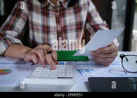 Ein Mann verwaltet, berechnet die Schulden und hält Kosten Rechnung. Stockfoto