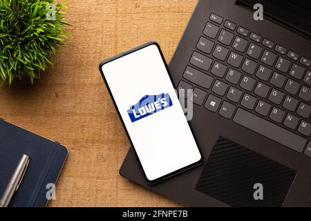 Assam, indien - 18. Mai 2021 : Lowes Logo auf dem Telefonbildschirm. Stockfoto