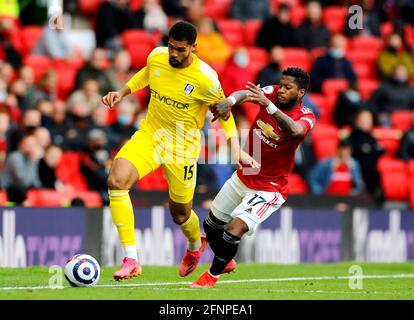 Fulhams Ruben Loftus-Cheek (links) und Manchester United's Fred kämpfen während des Premier League-Spiels in Old Trafford, Manchester, um den Ball. Bilddatum: Dienstag, 18. Mai 2021. Stockfoto