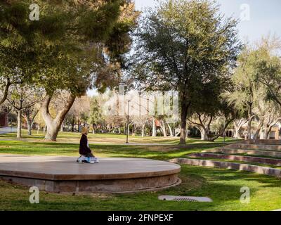 Mann, der auf dem Campus der UNLV in Nevada meditiert Stockfoto