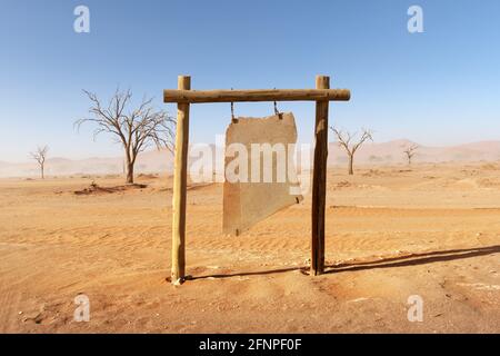 Leeres Schild aus Stein in der Namib Wüste Stockfoto