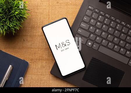 Assam, indien - 18. Mai 2021 : Marken und Spencer-Logo auf dem Telefonbildschirm. Stockfoto