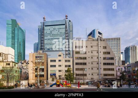 Kontraste in Tokio. Gewöhnliches Leben im Shimbashi District unter modernen Wolkenkratzern Stockfoto