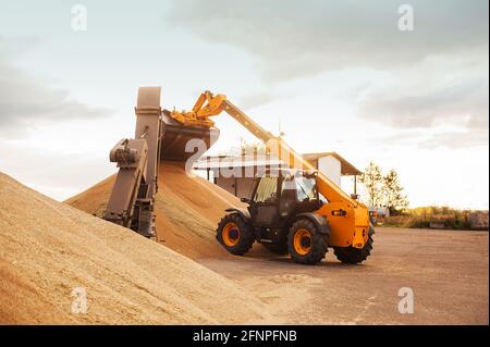 Körnerelevator. Getreidespeicher mit mechanischer Ausrüstung für Empfang, Reinigung, Trocknung, Getreideversand. Landwirtschaftlicher Bauernhof ländliche Landschaft. Getreidetraktor Stockfoto