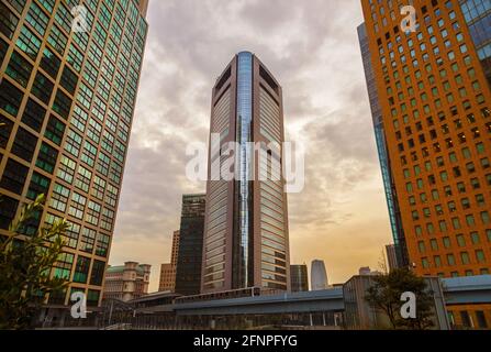 Moderne Architektur in Tokio. Shimbashi District Moderne Wolkenkratzer bei Sonnenuntergang mit Yurikamome Metro-Linie Stockfoto